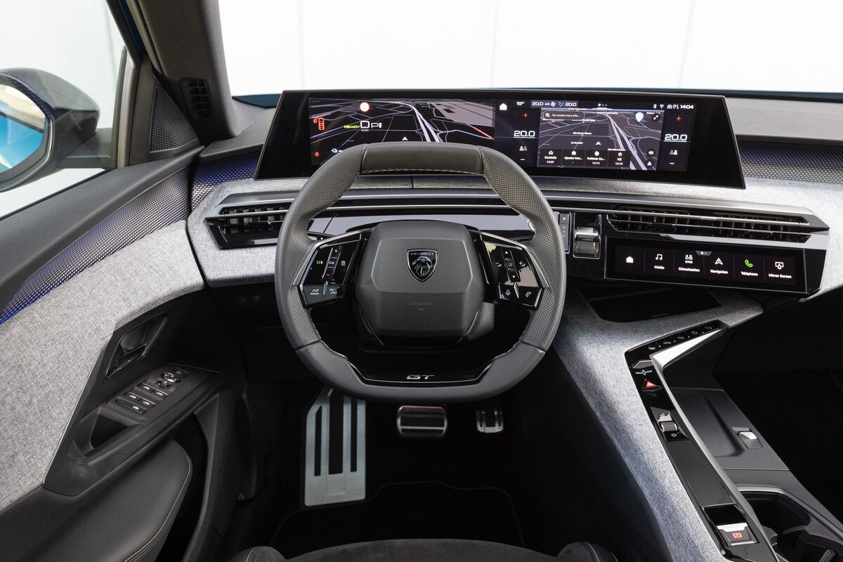 Die aktuellste i-Cockpit-Version: Curved Display und abgeflachtes Volant.