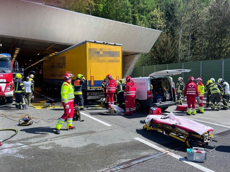 Die Aufräumungsarbeiten machten eine Totalsperre des Pfändertunnels notwendig.