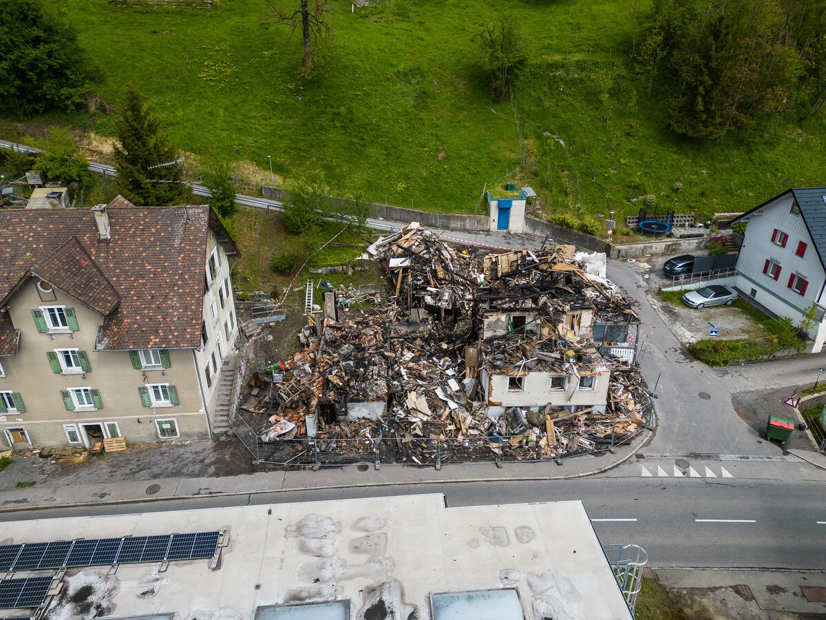 Die Brandruine von oben: Das Feuer dürfte im Nebengebäude ausgebrochen sein. 