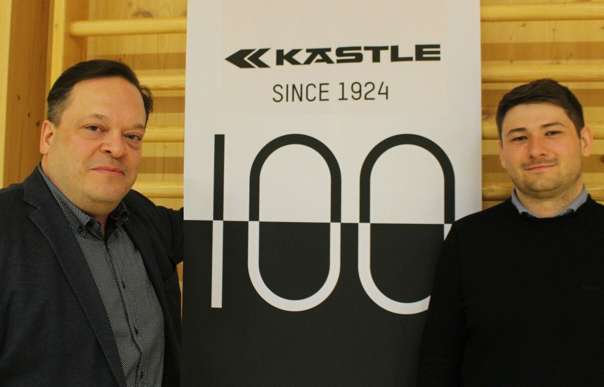 Die Eröffnung der Kästle-Sonderausstellung war für Bürgermeister Stefan Bischof (l.) ein passender Anlass, um Manuel Demuth als neuen Leiter des Tourismusbüros vorzustellen. STP