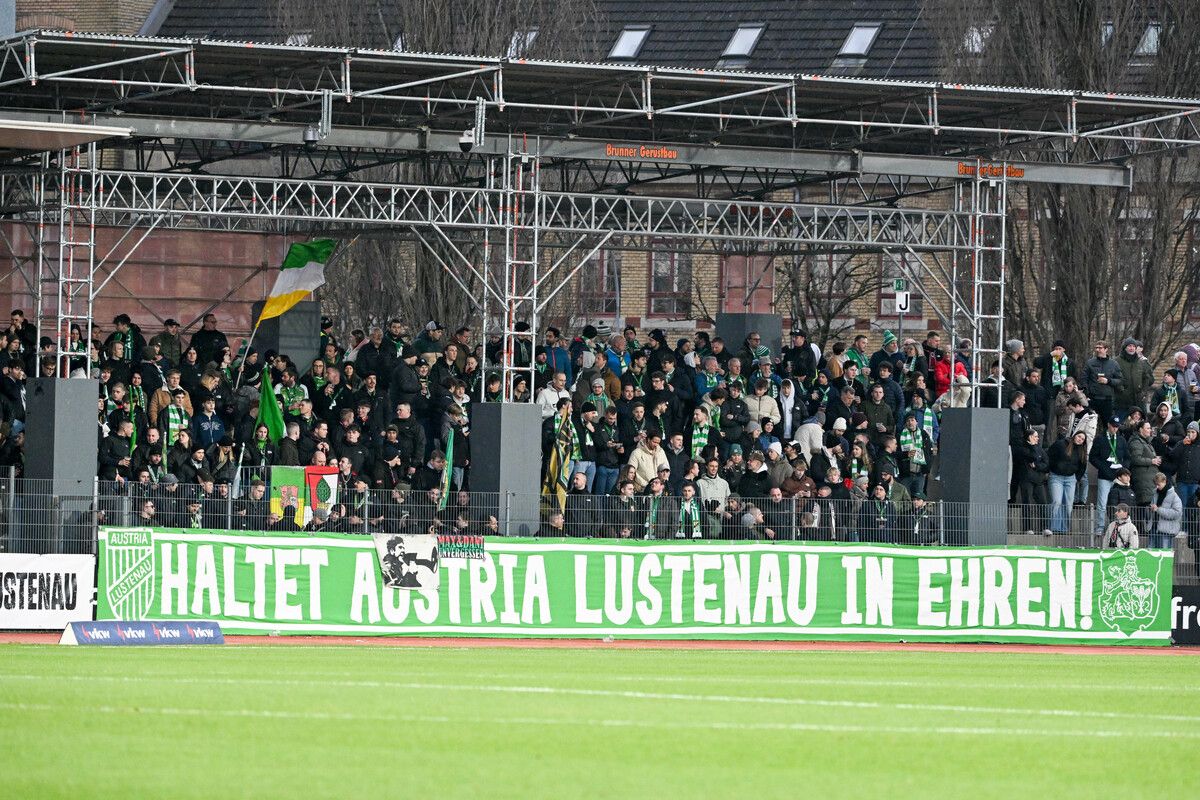Die Fans von Austria Lustenau ließen die Mannschaft nach der bitteren Heimniederlage gegen den Wolfsberger AC nicht hängen.gepa