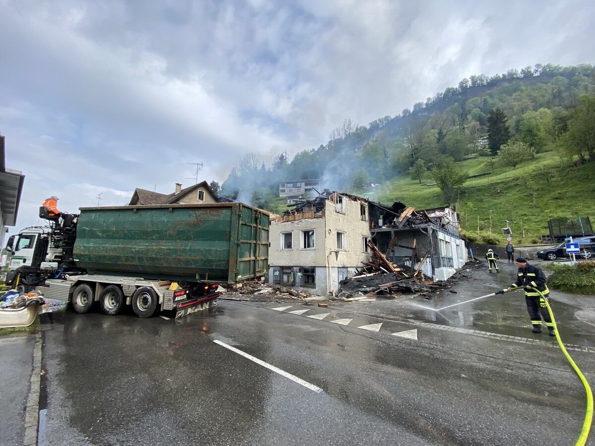 Die Feuerwehr war am Vormittag noch mit den Löscharbeiten beschäftigt. VN/Rauch