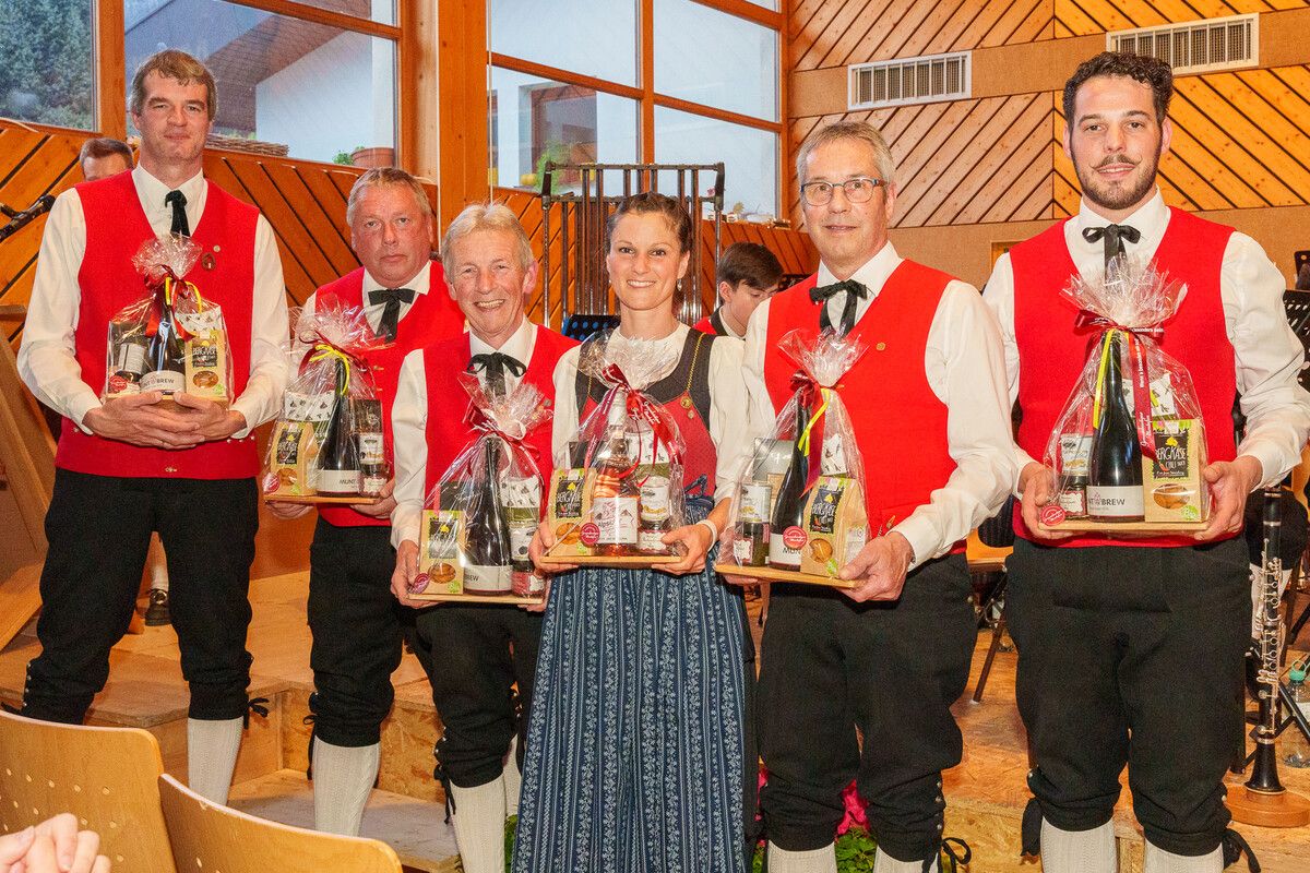 Die Geehrten (v.l.) – Daniel Vonier (30 Jahre), Kurt Salzmann (40 Jahre), Helmut Sprickler (50 Jahre), Aneka Stross (25 Jahre), Roman Schuler (15 Jahre), Raimund Schuler (50 Jahre). STO (2)