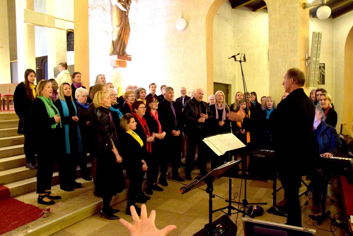 Die Gospel-family unter der Leitung von Georg Anton Mathis.sco (2)