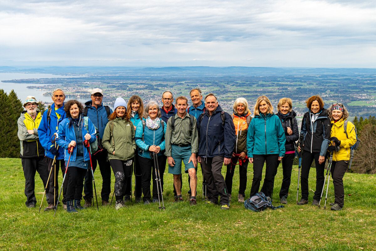 Die Gruppe trotzte dem Wetter und startete die Wanderung mit voller Ausrüstung.50Plus
