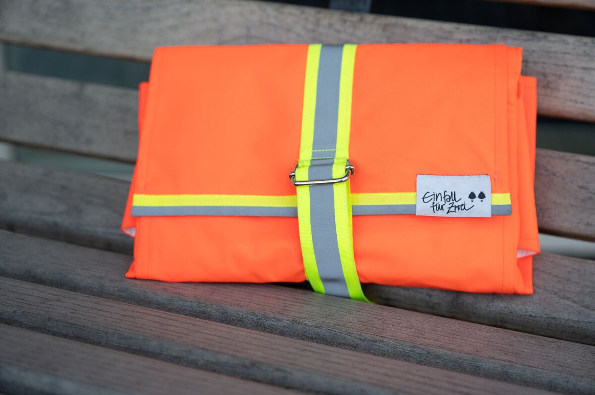 Die Haus- oder Reiseapotheke ist aus dem robusten Material, aus dem auch Rettungsjacken gefertigt werden.