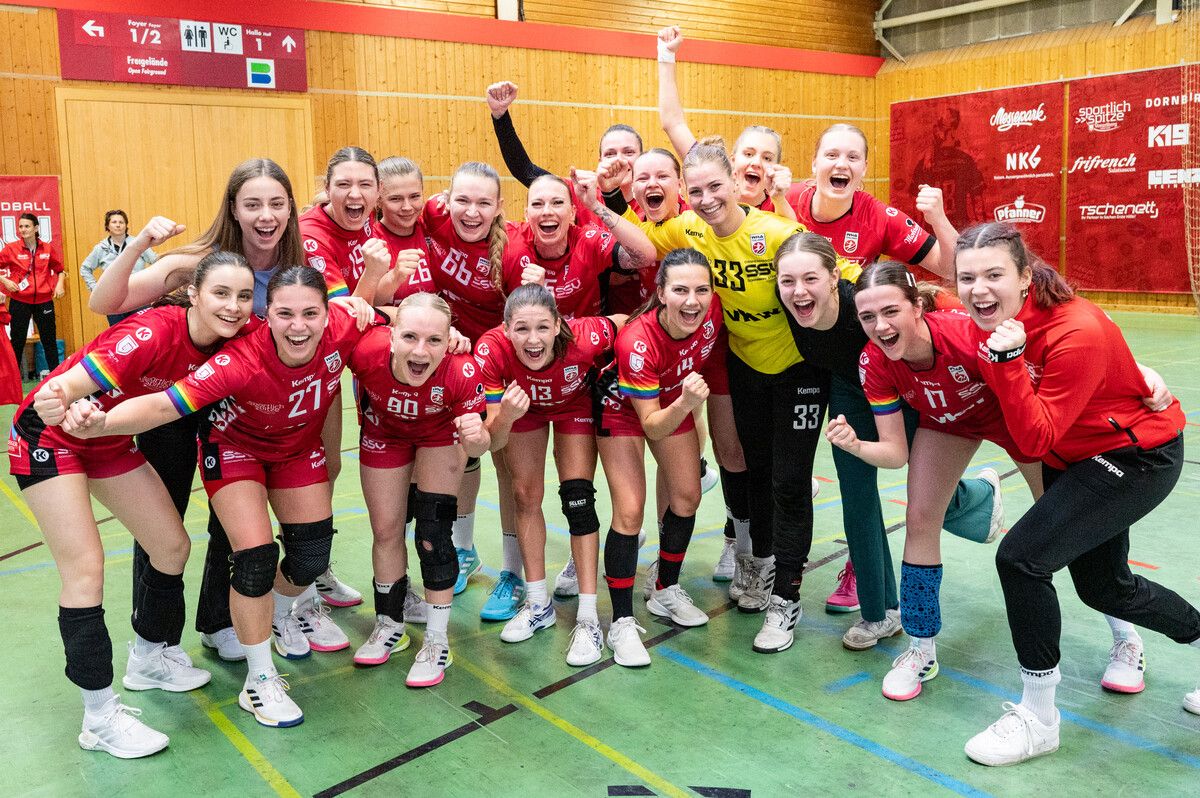 Die jubelnden Mädels des SSV Schoren nach dem Gewinn des Meistertitels in der WHA-Challenge.VN/Serra