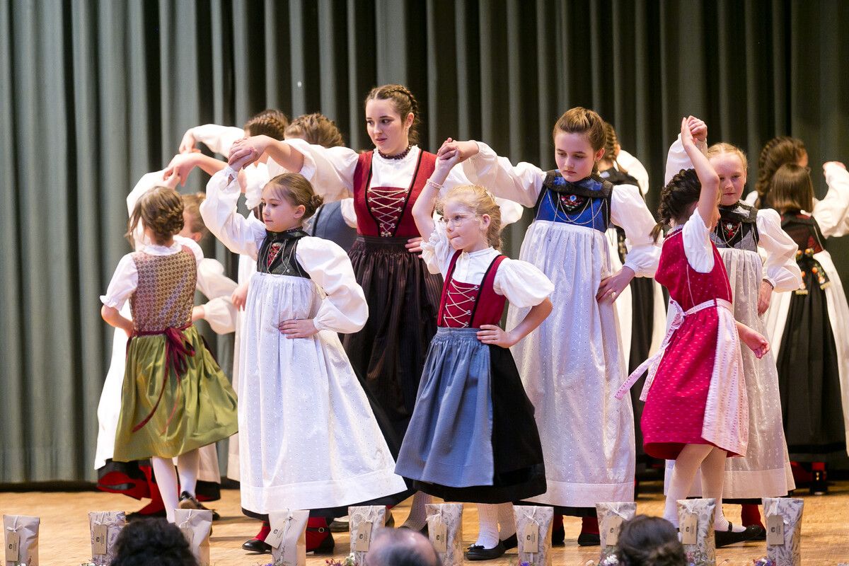 Die Kindertrachtengruppe Raggal. D. Mathis