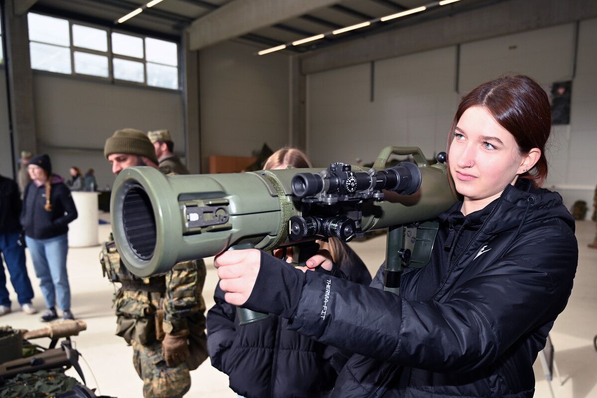 Die Mädchen begutachteten das Panzerabwehrrohr aus nächster Nähe.