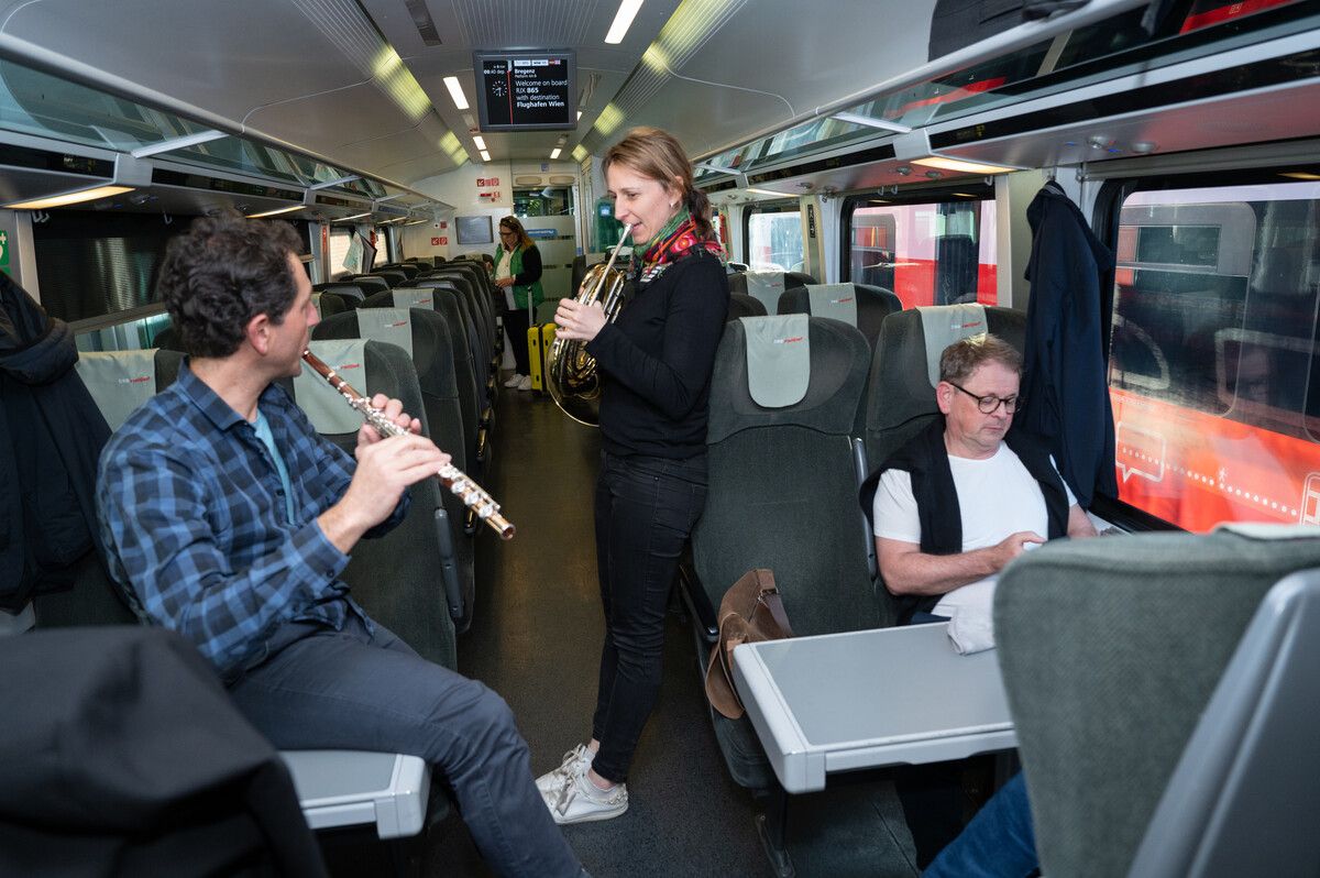 Die Musikerinnen und Musiker des SOV auf dem Weg nach Wien. alexandra serra