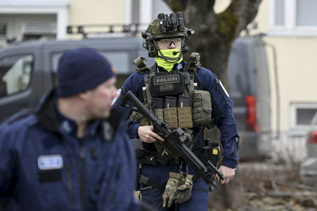 Die Polizei war mit Großaufgebot auf dem Schulgelände im Einsatz. afp