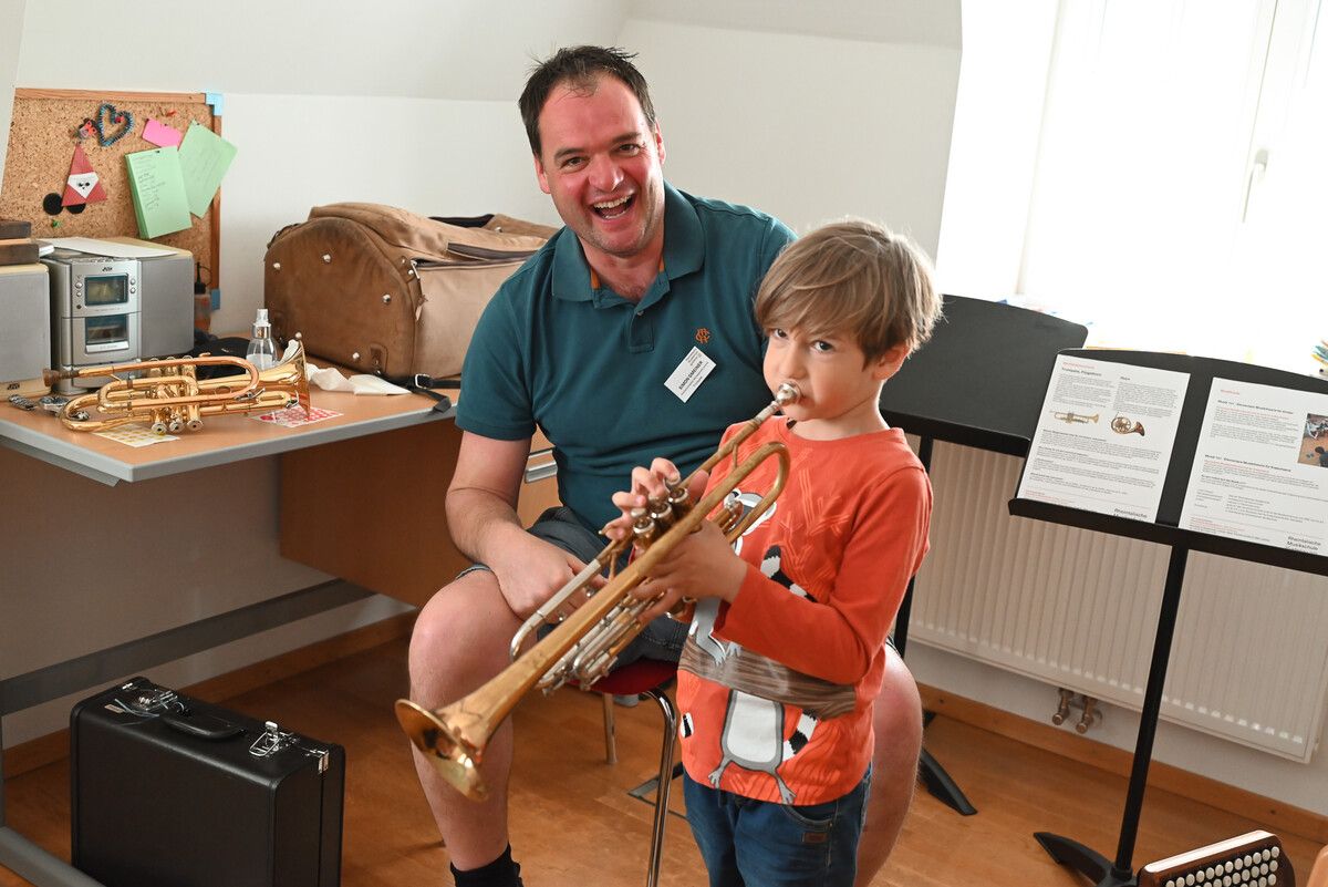 Die Rheintalische Musikschule öffnete am Samstag ihre Türen und ließ interessierte Kinder in die Welt der verschiedenen Instrumente, des Gesangs und des Tanzes hineinschnuppern.