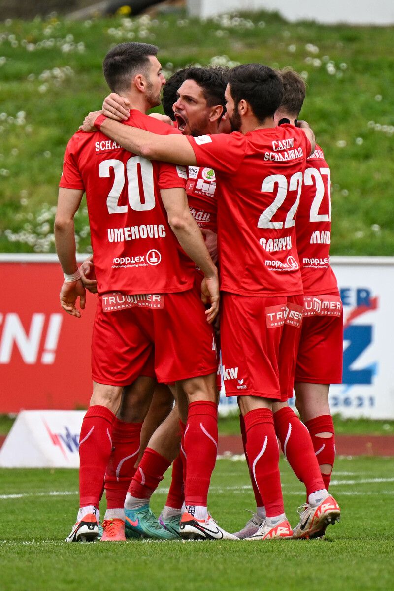 Die Rothosen im Siegestaumel. Umjenovic und Co. schossen Horn mit 4:0 ab.gepa