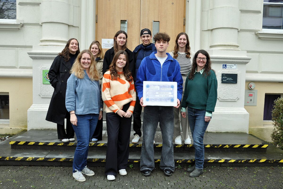 Die Schülerinnen und Schüler des Maturaball-Komitees haben 1800 Euro für das Armenien-Projekt gespendet.