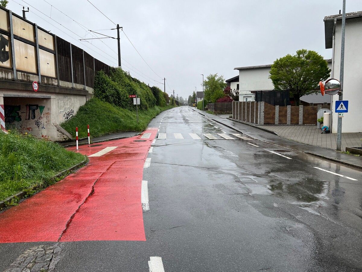 Die Siegfried-Fußenegger-Straße am Bahndamm südlich der Tennishalle Haselstauden wird mehrere Wochen lang saniert.VN/pes