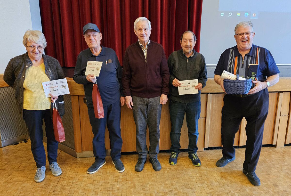 Die strahlenden Gewinner des Preisjassens beim Pensionistenverband Nüziders zeigten stolz ihre Preise.PVÖ Nüziders