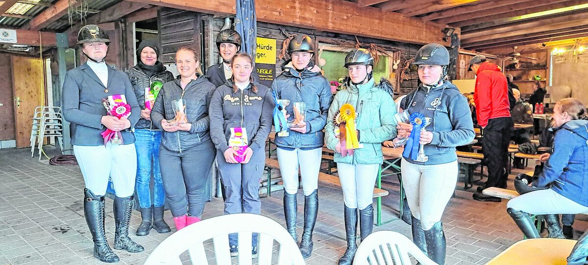 Die strahlenden Vereinsmeister des Reitclub Wildfang Klaus zeigen stolz ihre gewonnenen Titel und Trophäen.Reitclub Wildfang Klaus