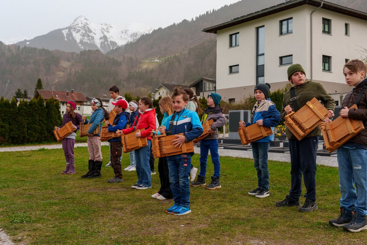 Die Vandanser Rätschkinder sorgen seit 20 Jahren für Rätschklänge zu den Kartagen und riefen auch heuer wieder die Gläubigen zur Osternacht.STO (2)