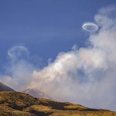 Vulkan Ätna stößt Rauchkringel aus