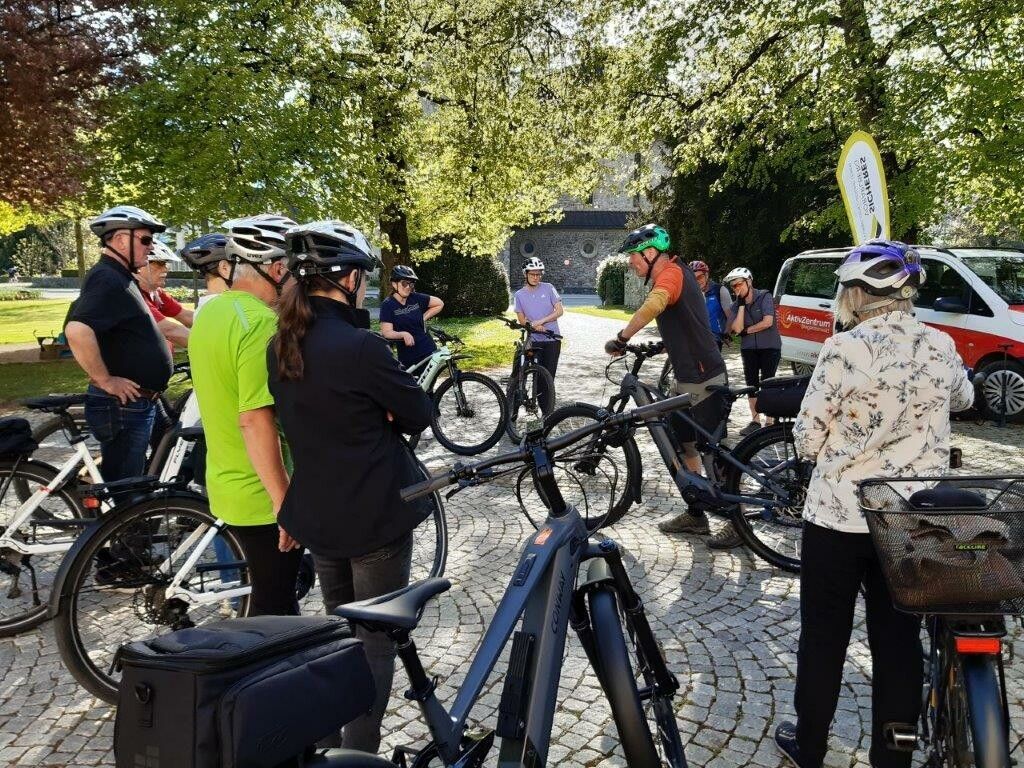 Unter Anleitung erfahrener Profis lernen die Teilnehmer die Vorteile und Tücken des E-Bikes kennen. Stadt Bludenz