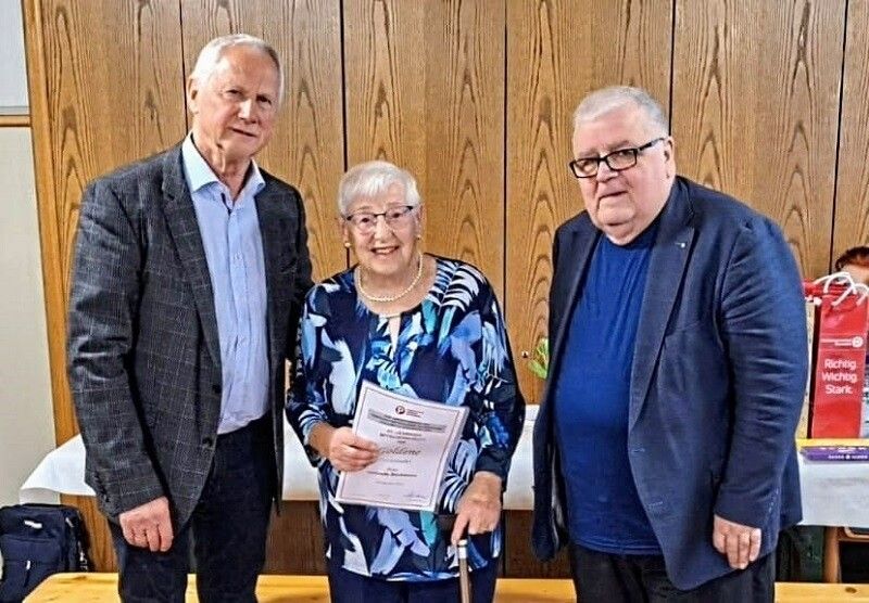 Ehrung von Trude Bachmann für 40 Jahre Mitgliedschaft.PVÖ BÜrs