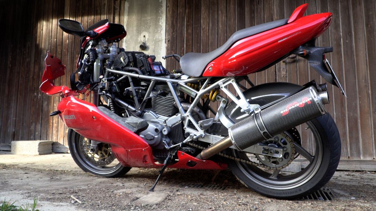 Ein 19-Jähriger und seine Beifahrerin prallten mit diesem Motorrad gegen einen Pkw und wurden auf die Motorhaube geschleudert. m. shourot