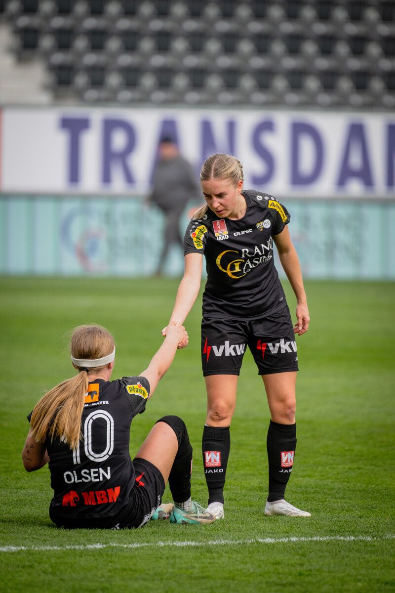 Eine enttäuschte Maria Olsen wird von ihrer Teamkollegin getröstet.Rhomberg