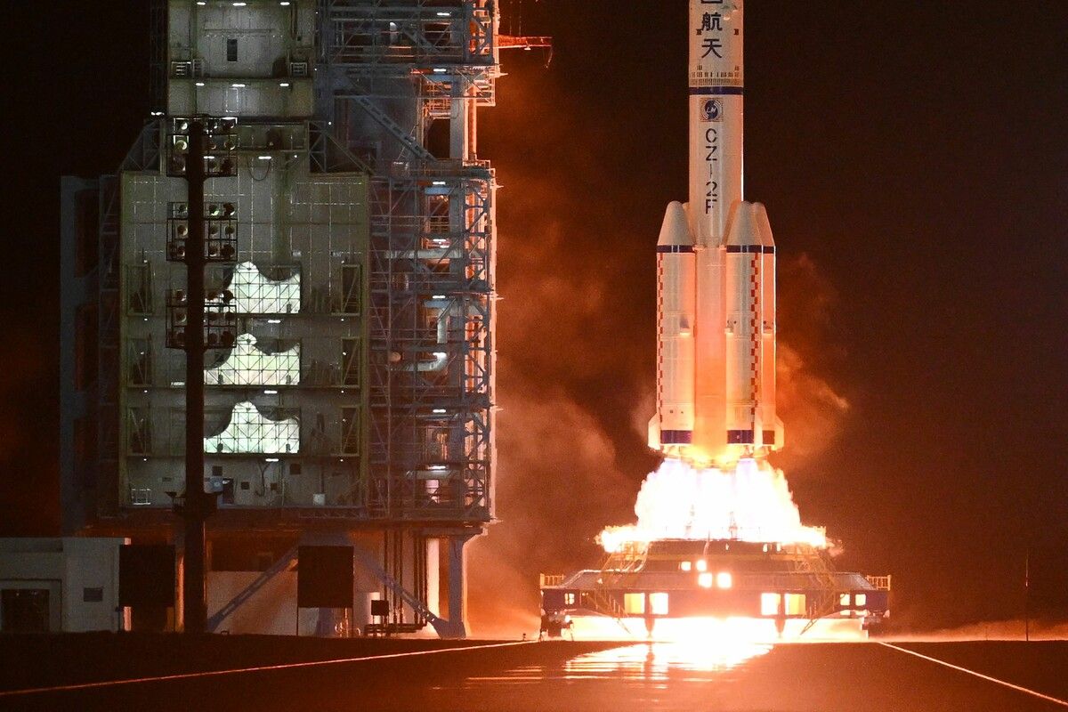 Eine Rakete vom Typ Langer Marsch-2F brachte ihre Kapsel ins All. afp