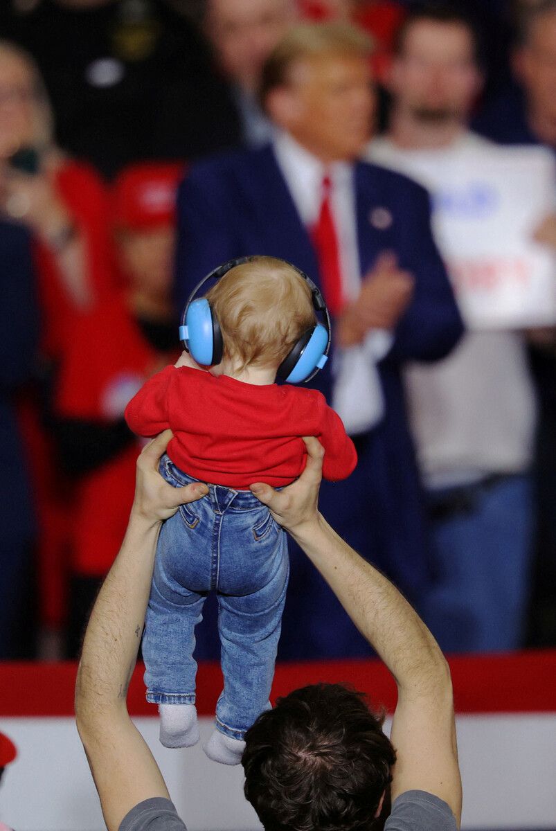 Elf Monate und schon Republikaner: Reid Boyer wird während einer Veranstaltung von Donald Trump von seinem Vater hochgehalten. RTS