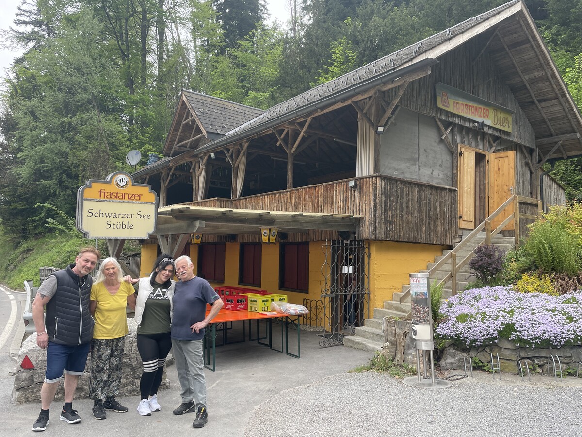 Enver Kaya mit Rosmarie Mathis, seiner Frau Hülya Kaya und Ernst Mathis.vn/hartmann