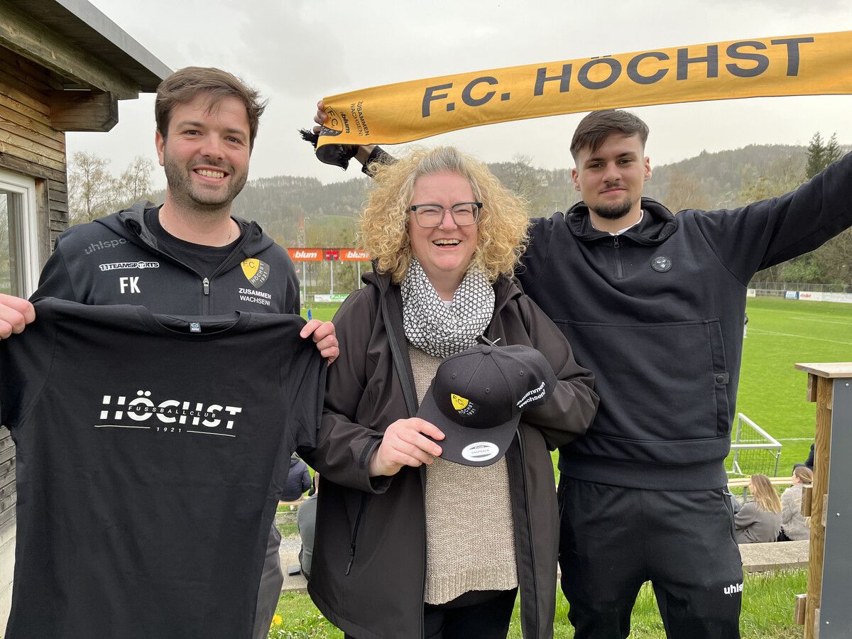 Fans und Zuschauer füllten die Tribünen, gespannt auf den Ausgang des Spiels zwischen dem FC Höchst und dem FC Hard.