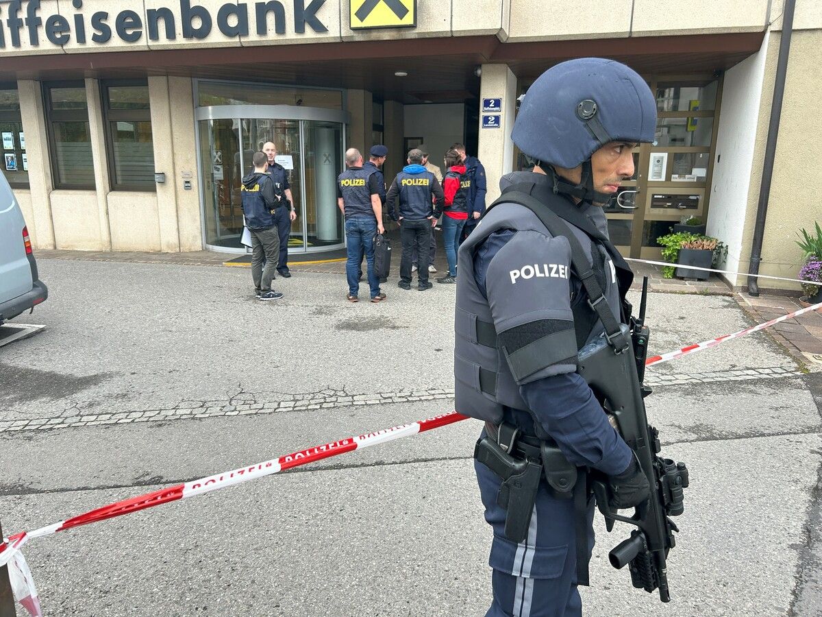 Nach dem Überfall auf die Raiffeisenfiliale in Lochau ist der unbekannte Räuber noch auf der Flucht. vn/gs