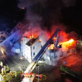 Großbrand in Kennelbach: Mehrere Verletzte ins Spital gebracht. »A8