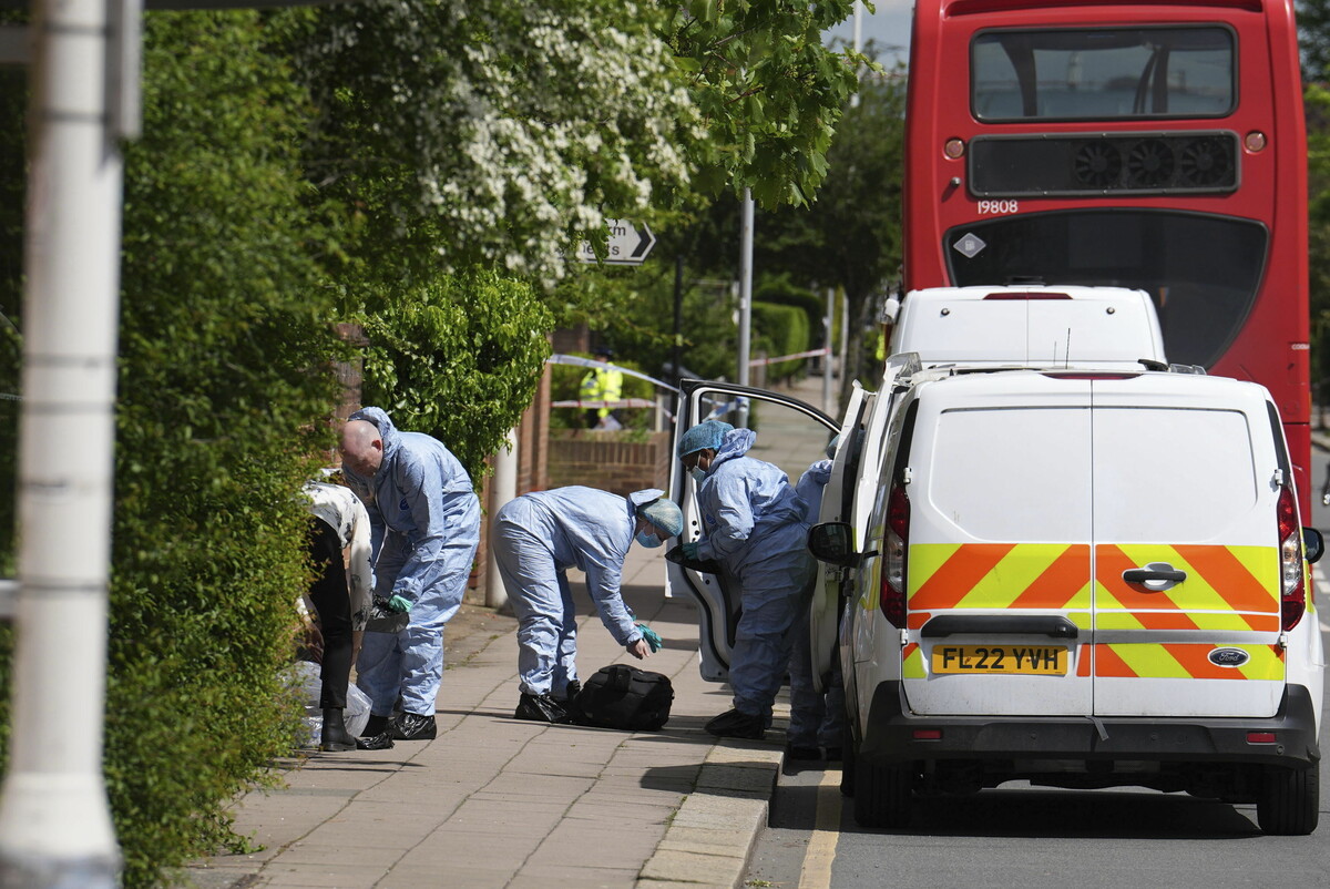 Forensische Ermittler in Hainault im Nordosten Londons nach der Attacke. ap