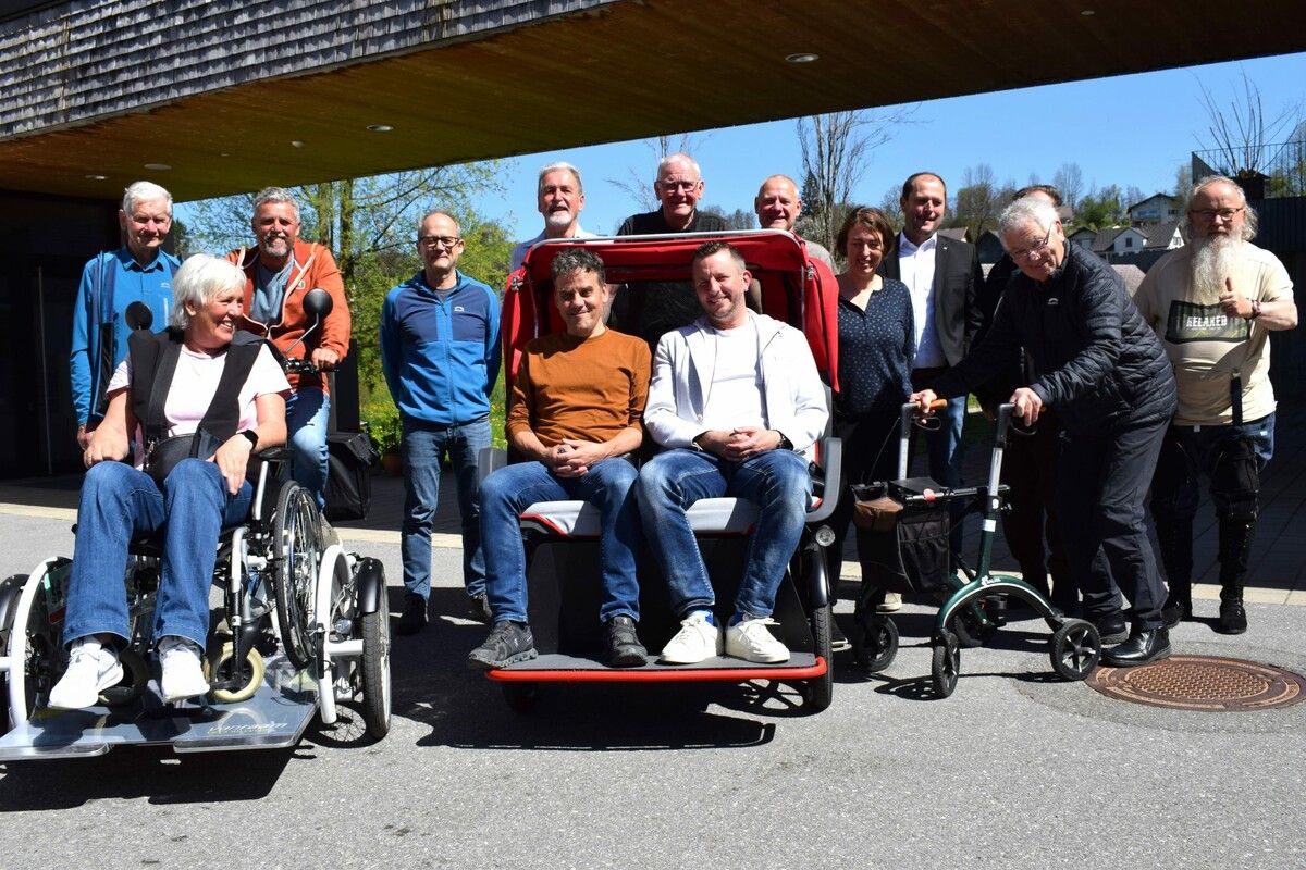 Freude über das gelungene Rikscha-Projekt: Sponsoren und Fahrer sowie Bewohner und Mitarbeiter des Sozialzentrums Egg. ME