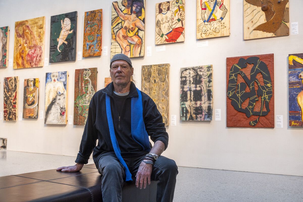 Gernot Riedmann präsentiert seine Ahnentafeln im Foyer des vorarlberg museums. roland paulitsch
