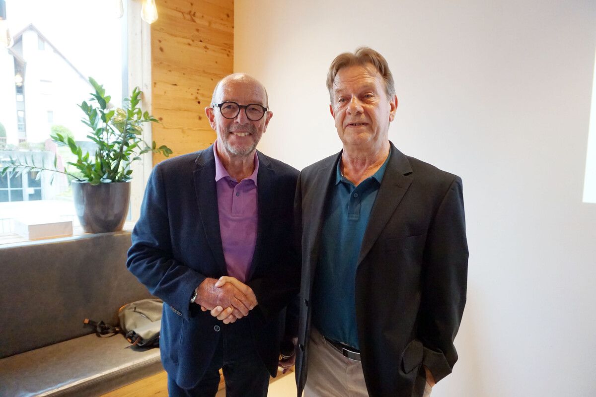 Gottfried Schröckenfuchs (links) gratuliert Peter Urschitz zur Wahl zum neuen Obmann. hapf (2)