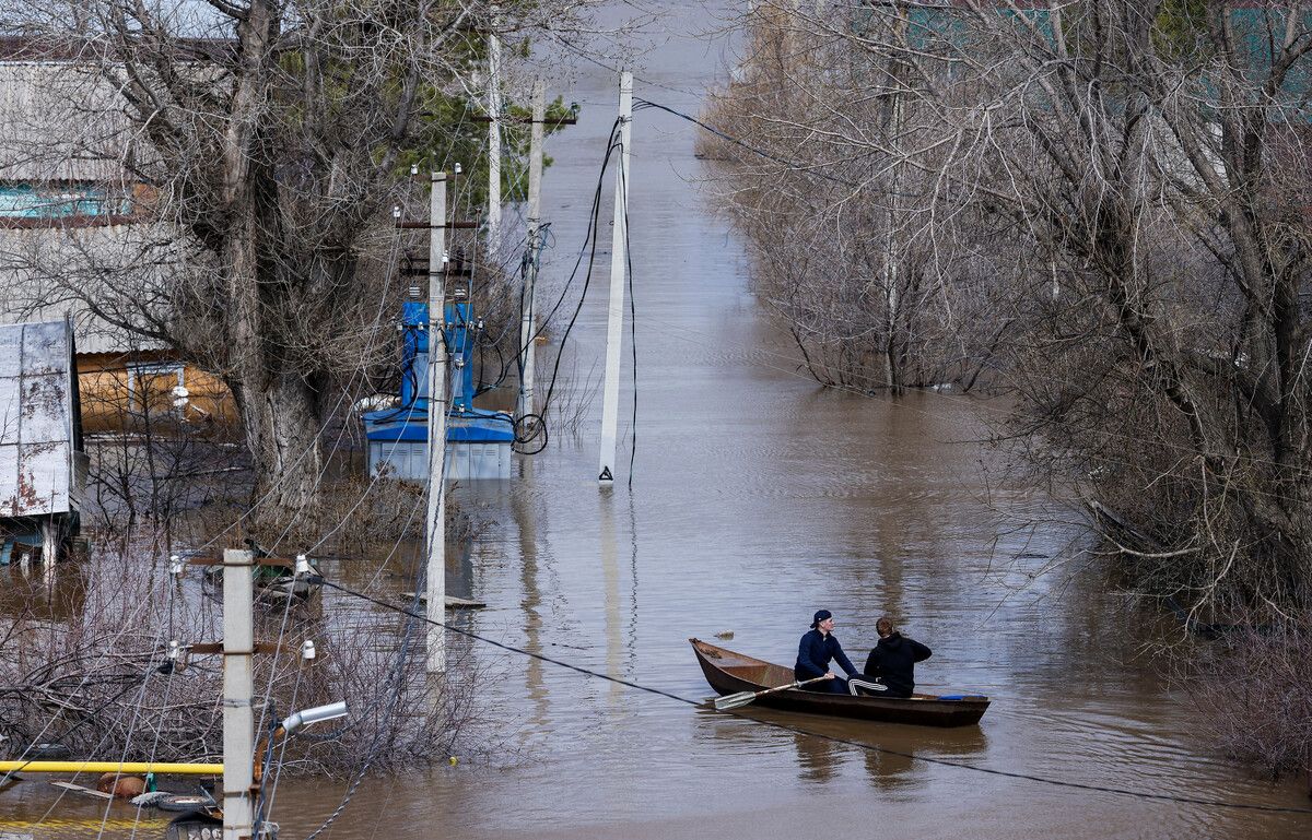 Große Teile der Stadt Orenburg sind bereits überschwemmt. reuters