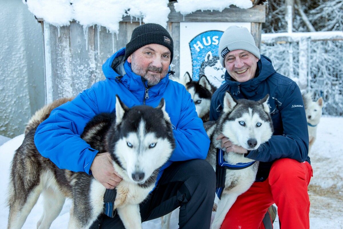 Gut gelaunt: Toni Kuttner (l.) und Thomas Lorünser mit den Huskys.meznar