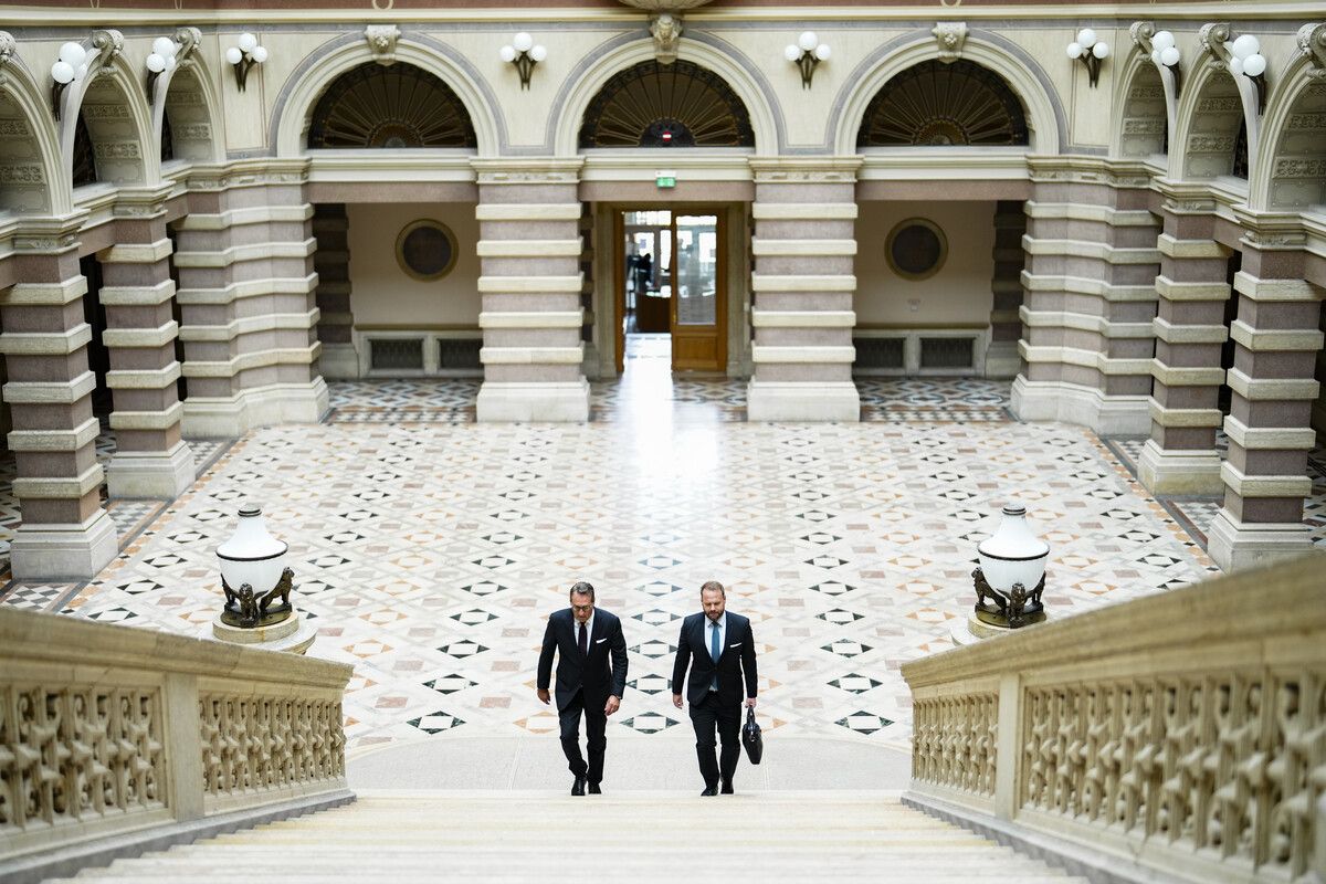 Heinz-Christian Strache (l.) mit seinem Anwalt im Justizpalast.APA