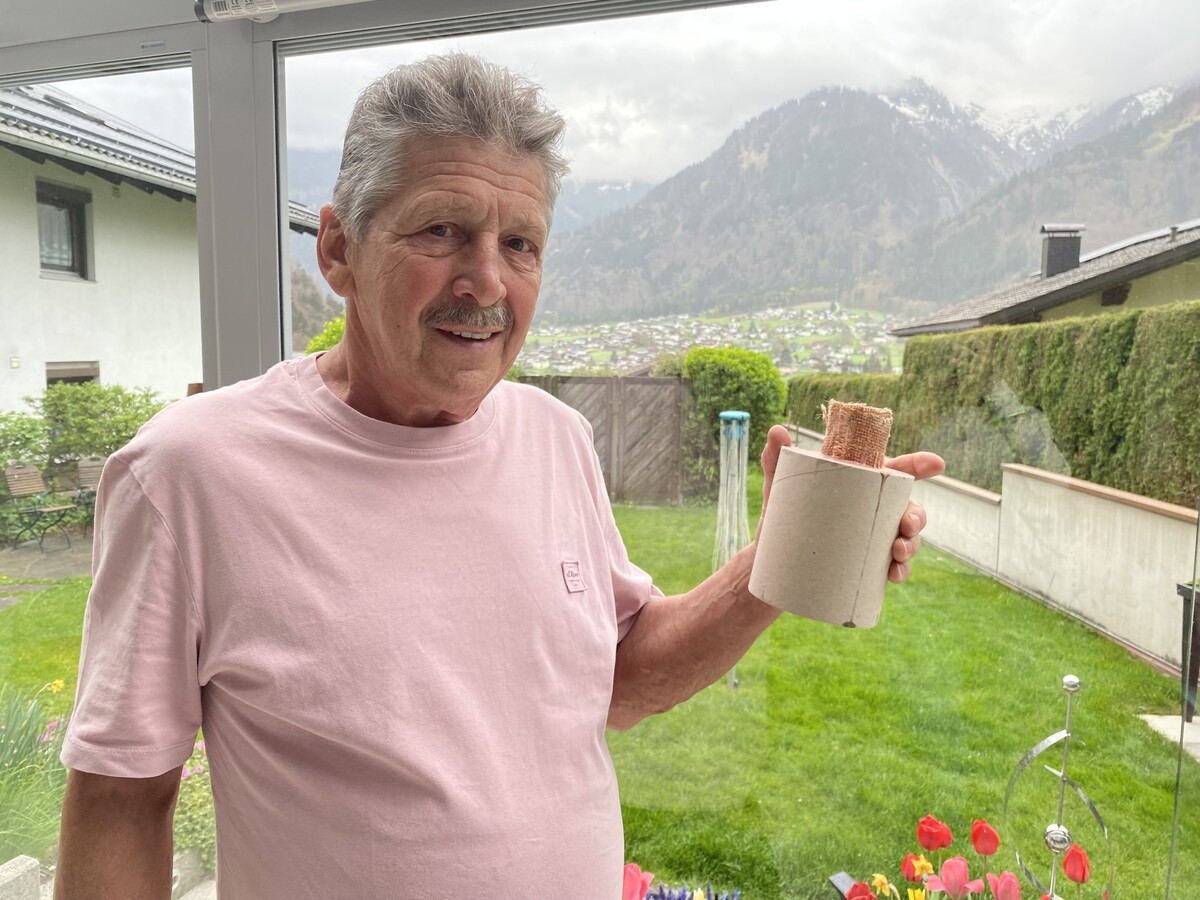 Heinz Mark aus St. Anton baut die Fackeln für das Sonnwendfeuer. Im Hintergrund sieht man den Berg, auf dem er jedes Jahr aus 80 Fackeln ein Kreuz legt. VN/JUN