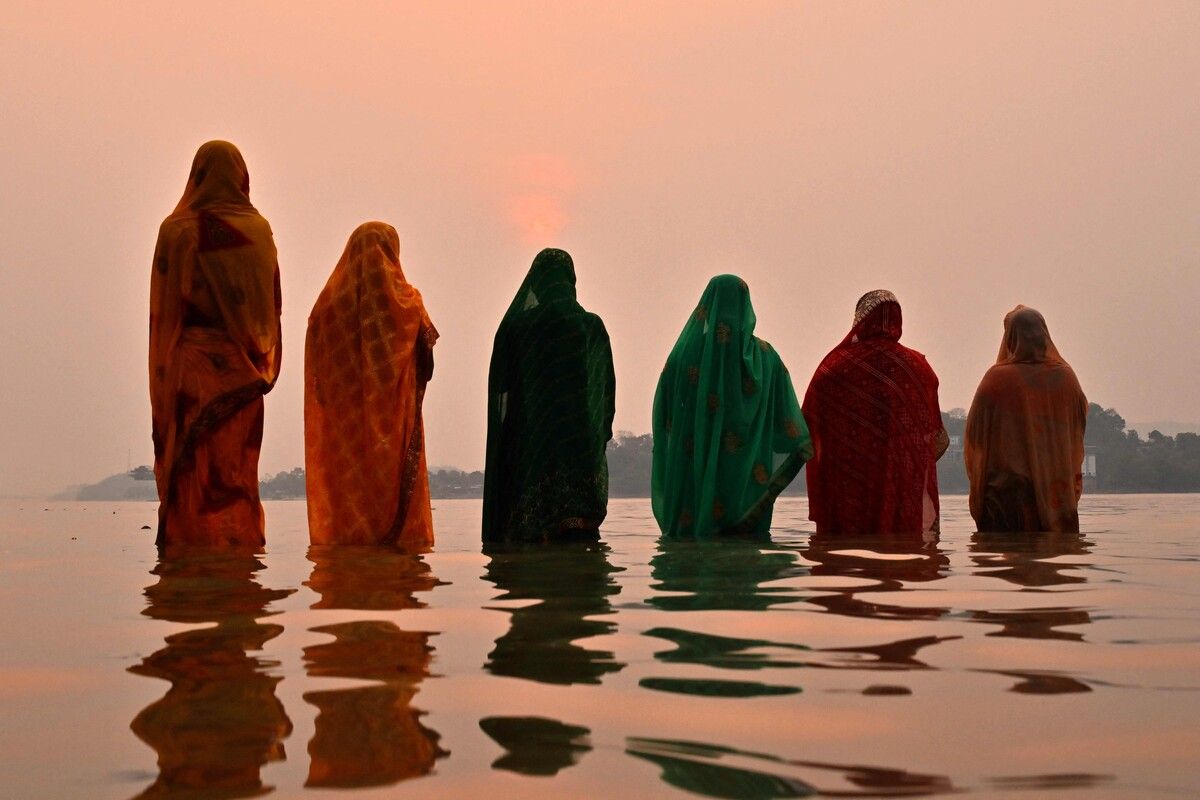 Hinduistische Gläubige beten am Ufer des Flusses Brahmaputra während des „Chaiti Chhath Puja“-Festivals in Guwahati zum Sonnengott. AFP