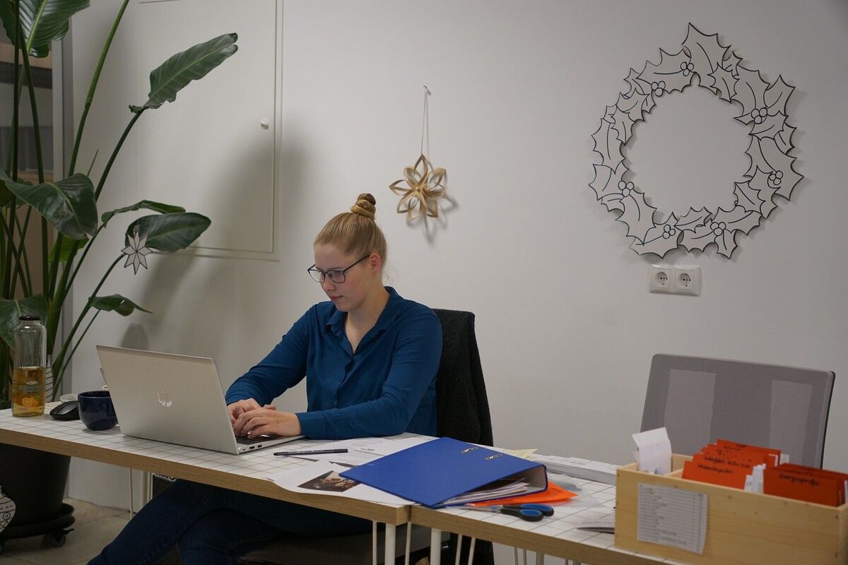 Ihren Arbeitsplatz hat Eileen Harrasser im WirkRaum in Dornbirn.