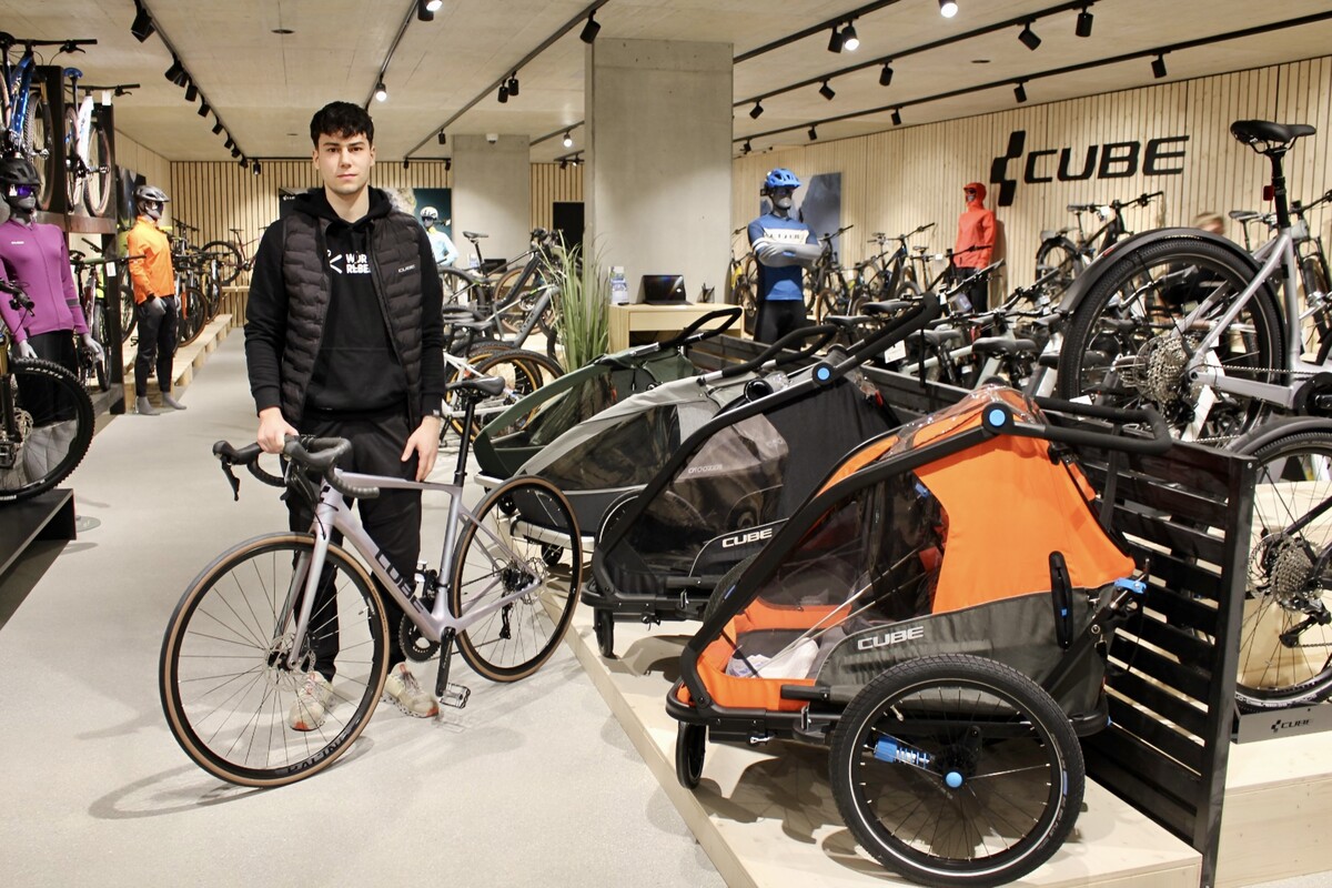 Im größten Bike-Shop des Bregenzerwalds zeigt Marco Feurstein die Riesenauswahl.
