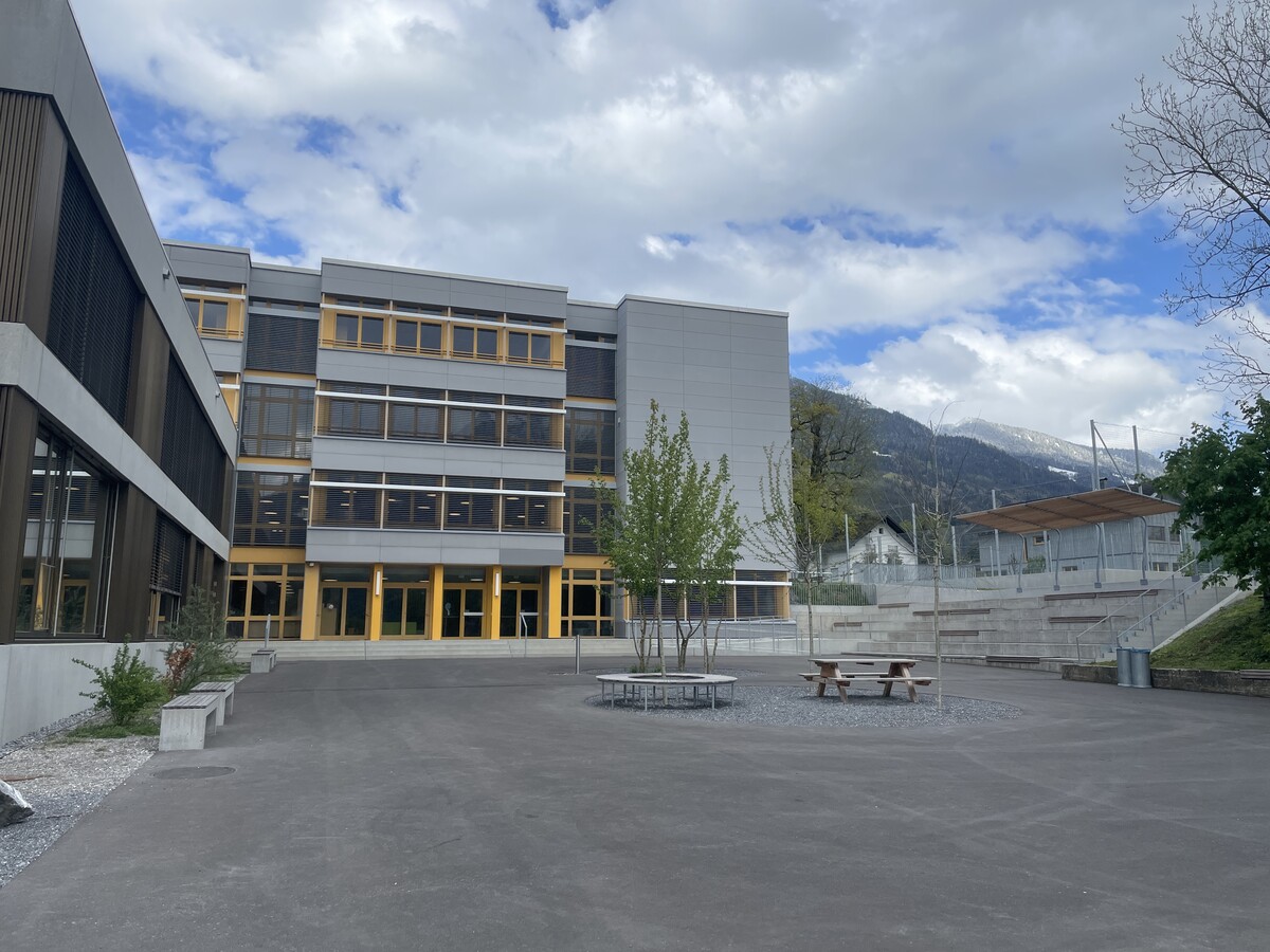 Im Zuge des Umbaus wurde auch der Pausenhof neu gestaltet.vn/sah (5)