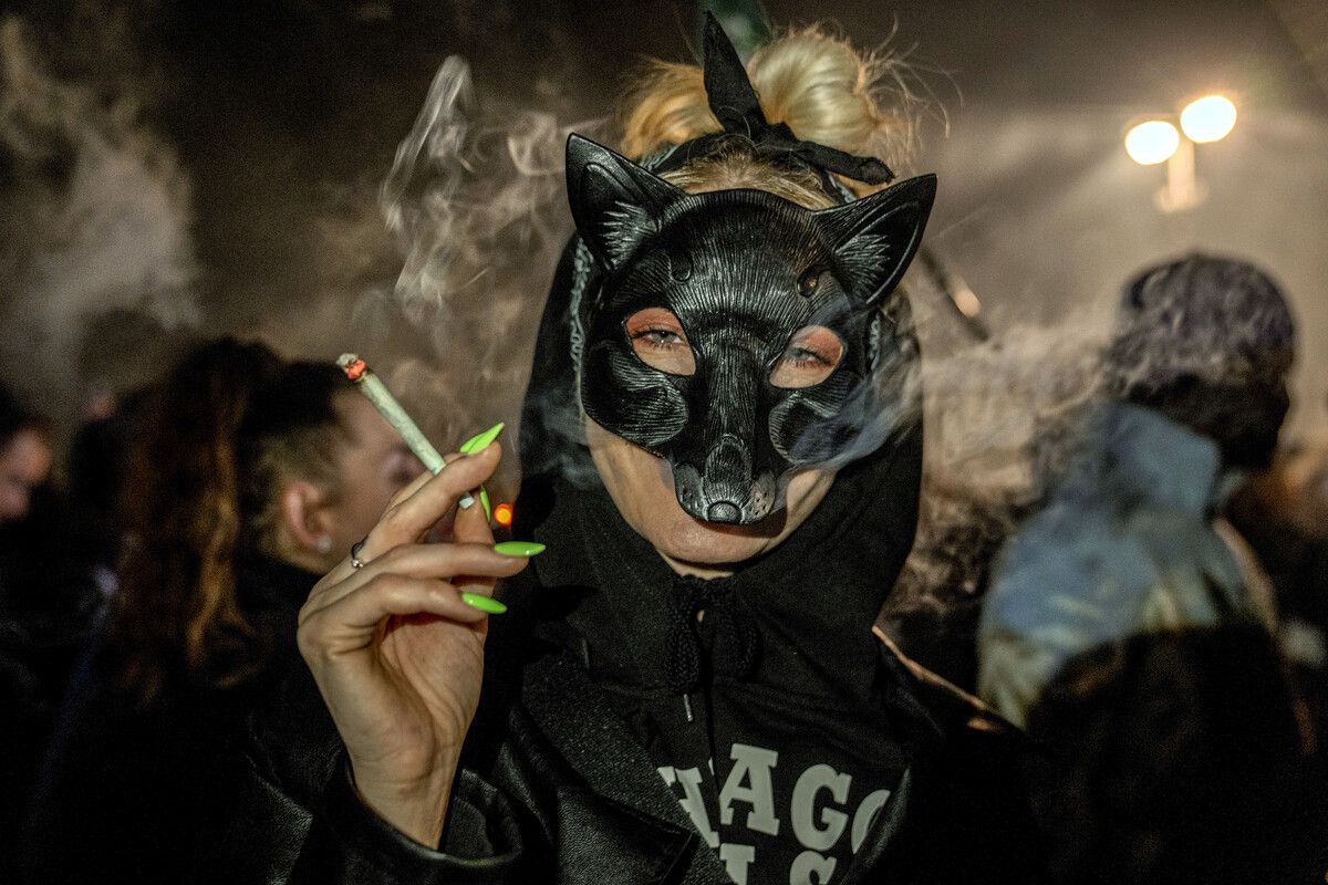 In Deutschland wurde am Ostermontag die Legalisierung mit „Smoke-Ins“ gefeiert. Auf dem Bild die deutsche Rapperin Antifuchs vor dem Brandenburger Tor. AP