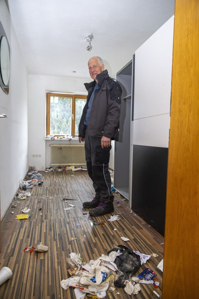 In diesem Kinderzimmer stand ein Bett, umgeben von viel Müll. VN/Paulitsch