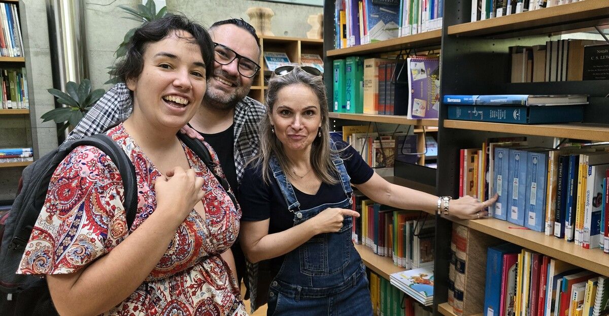 Ines Sanz Ranz, Mencey Aridane Hernandez, Sara Wölfler in der Bibliothek.