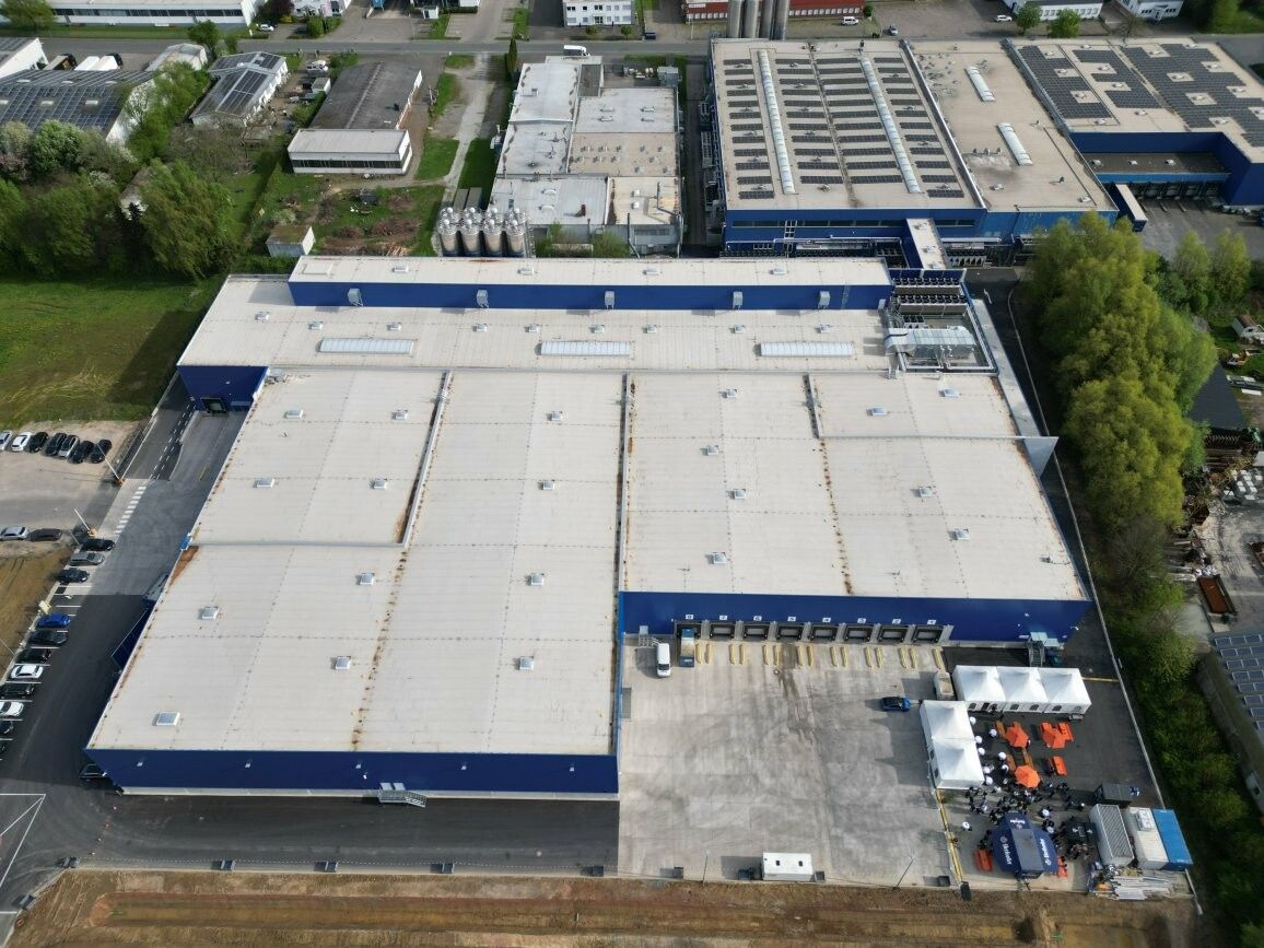 Insgesamt hat Alpla rund 30 Millionen Euro in die Modernisierung des Geländes und den Neubau einer zusätzlichen Produktions- und Lagerhalle investiert. FA