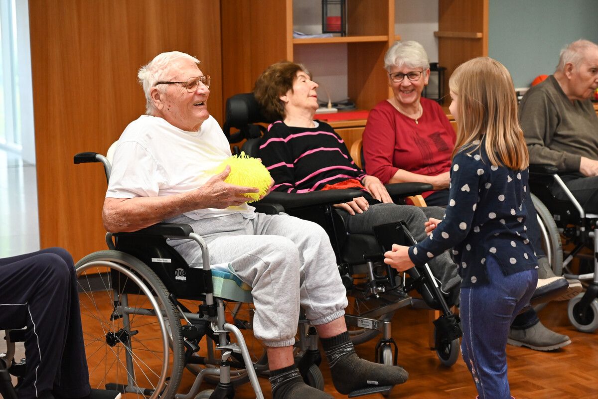 Jeden Montagnachmittag besuchen die Erstklässler die Bewohnerinnen und Bewohner des Seniorenhauses Hasenfeld und verbringen Zeit miteinander. bvs (2)